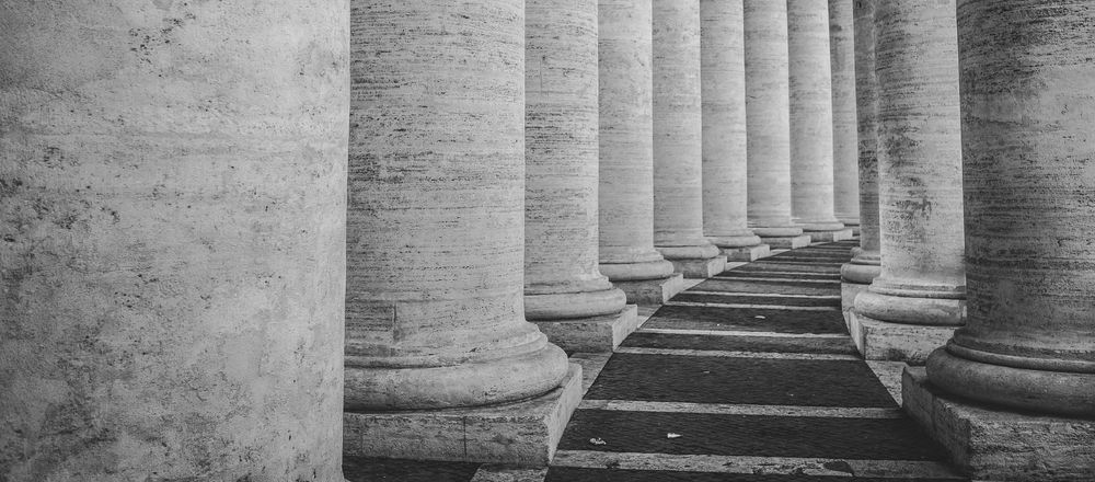 Columnas de piedra, detalle arquitectónico